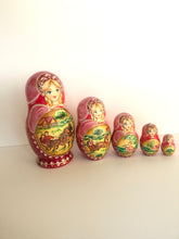 Load image into Gallery viewer, Villagers Traditional 5 pc Russian Nesting Doll