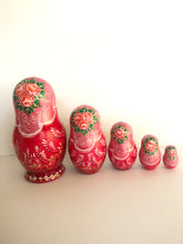 Load image into Gallery viewer, Villagers Traditional 5 pc Russian Nesting Doll