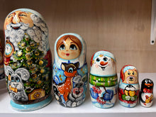 Load image into Gallery viewer, Santa With Christmas Tree Nesting Dolls